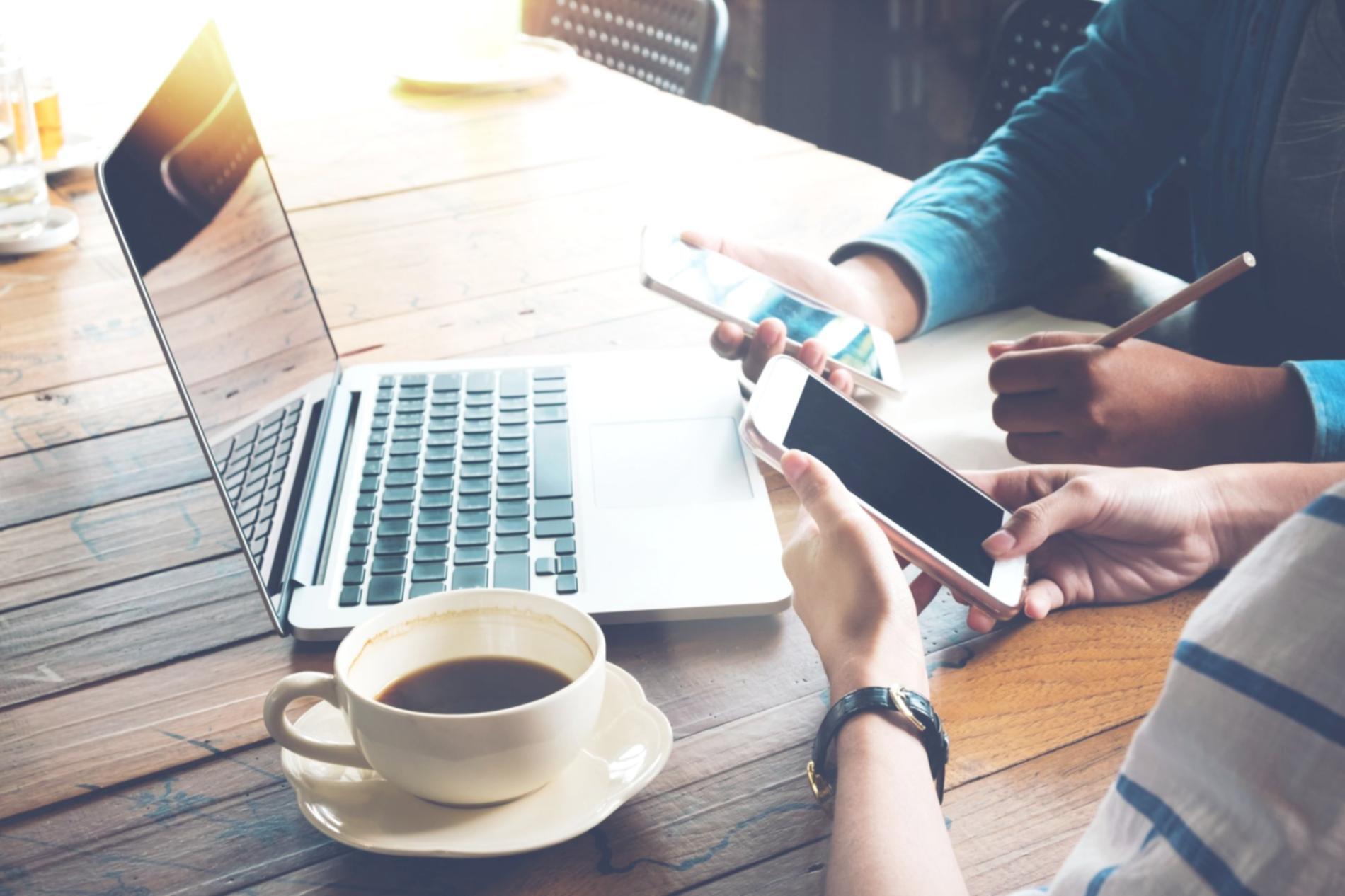 Lernende arbeiten gemeinsam an Link-Building-Strategien